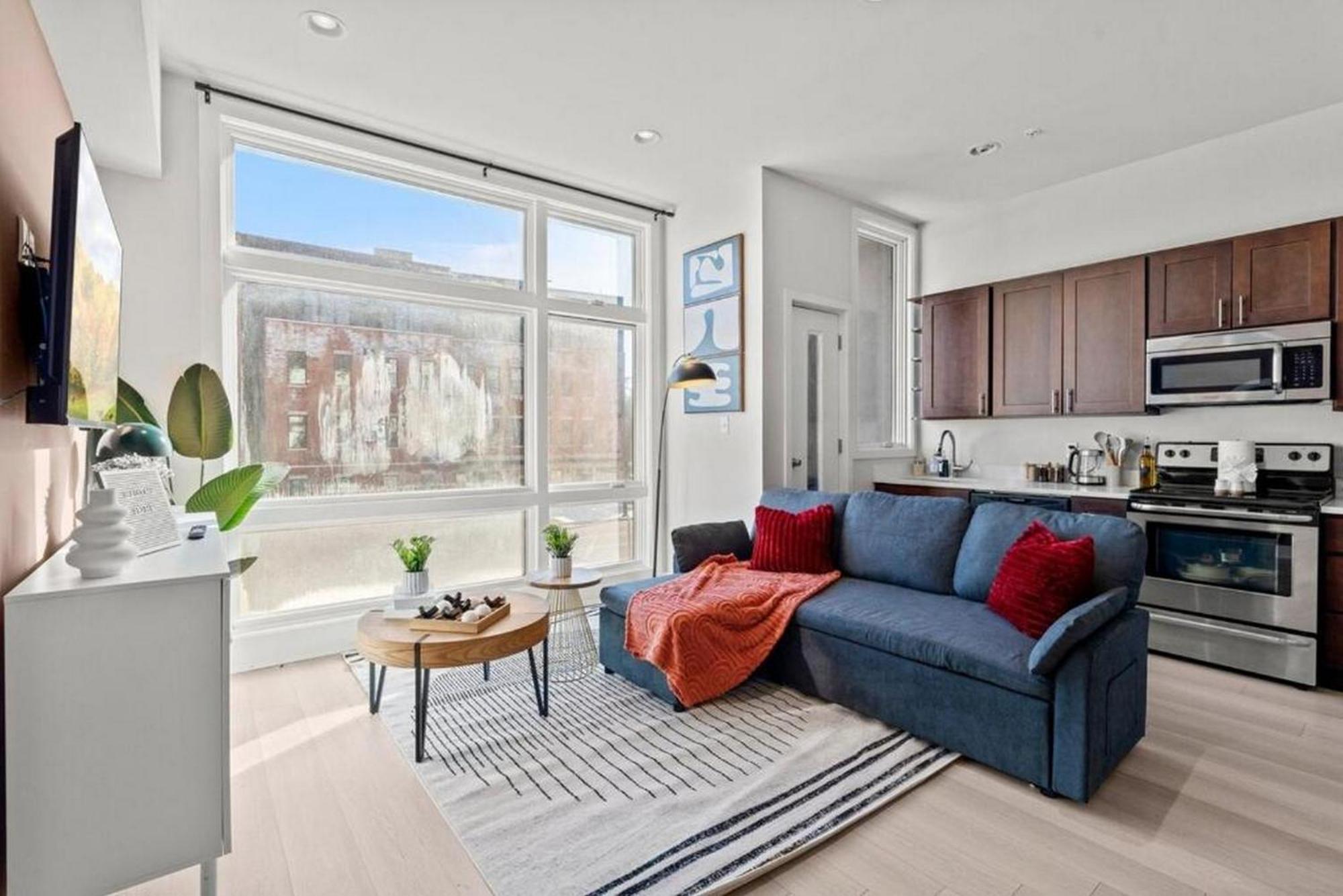 1br Near Metro - Walk To Met & Food - Free Parking Apartment *