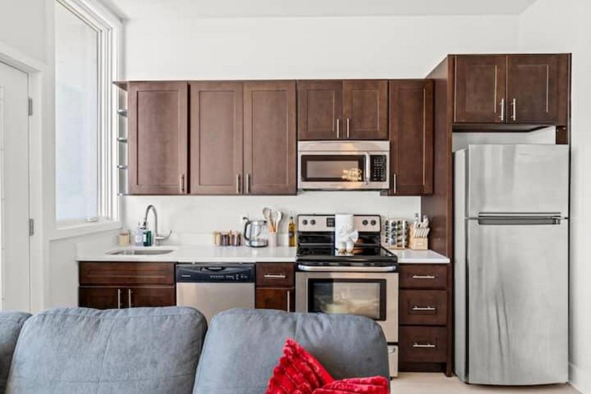 Apartment 1br Near Metro - Walk To Met & Food - Free Parking *